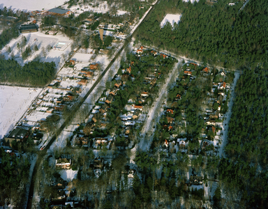 835150 Luchtfoto van een met sneeuw bedekt deel van Doorn met links de Woestduinlaan, op de voorgrond de Frans ...